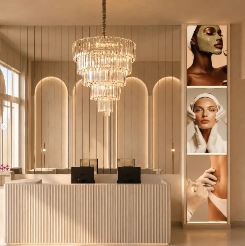Balcão de recepção do Instituto Helaris com lustre de cristal